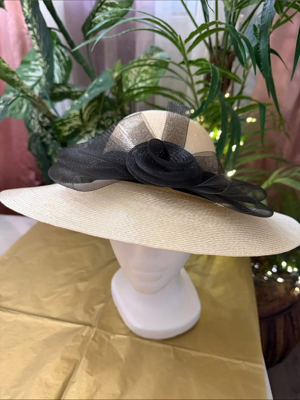 Vintage Elegant Derby Cream Straw Hat with Black Ribbon Accent